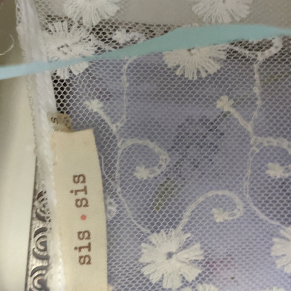 Sis sis Small, ivory lace short sleeve top - Picture 7 of 7